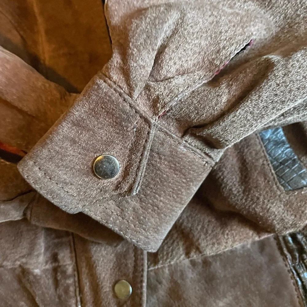 Bermans Woman’s Vintage Bomber Style Leather Jacket in great vintage condition - Picture 7 of 11